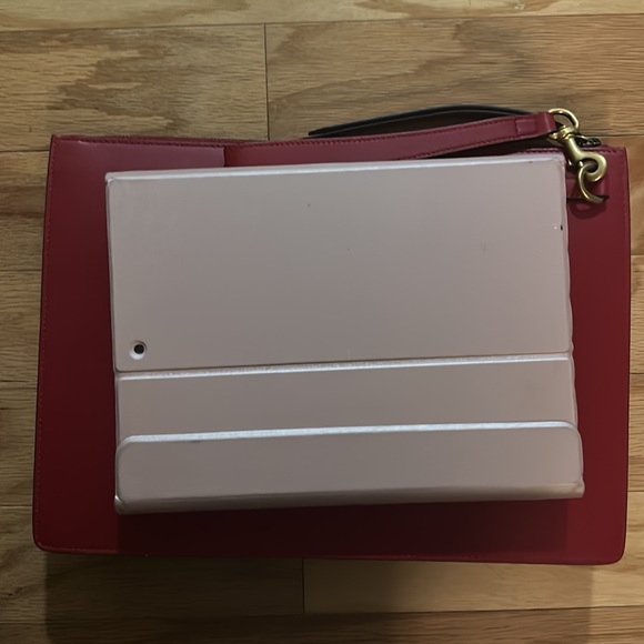 BRAND NEW GUCCI PORTFOLIO WITH DETACHABLE WRIST STRAP - Picture 3 of 3